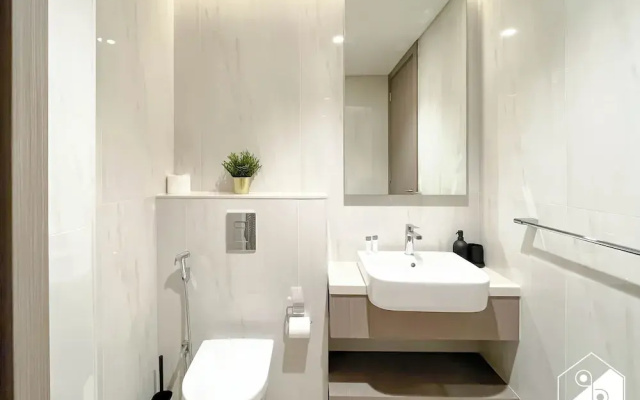 Luxurious 3BR Canal View Apartment Pool + Gym