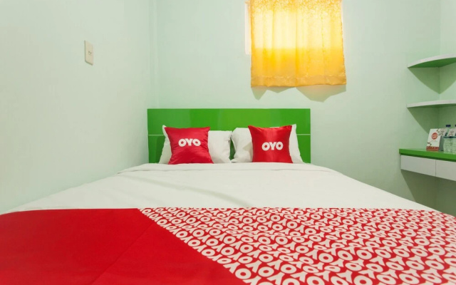 Dinda Residence by OYO Rooms