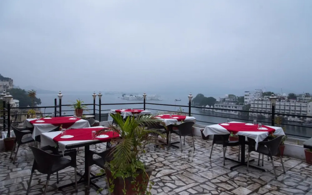 Hotel Pichola Haveli - Lake Side