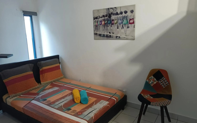 blue and yellow, appartement au calme, avec piscine, WIFI