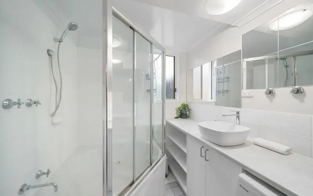 Stylish 1-bed Stay With Balcony & Study