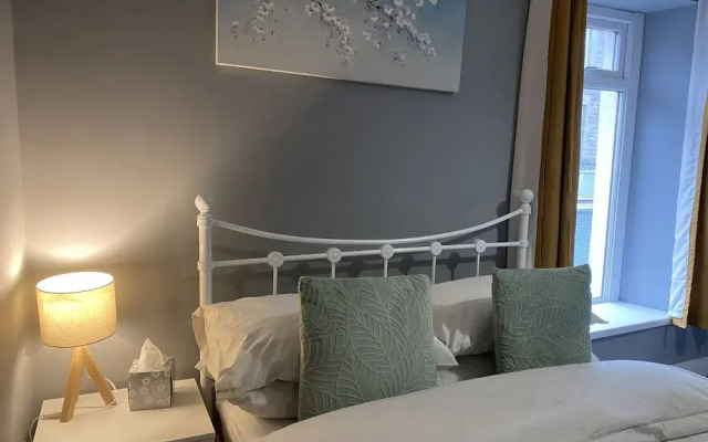 2 Bed Flat - Sleeps 6 - Pets - Parking - Wifi