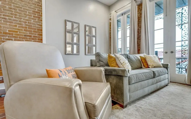 Luxurious Lower Garden District Condo w/ Balcony!