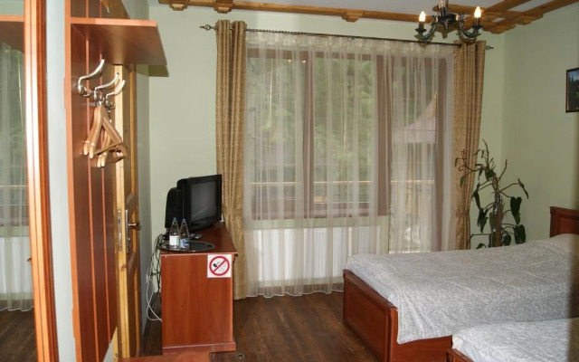 Hotel "Dykyi Med"