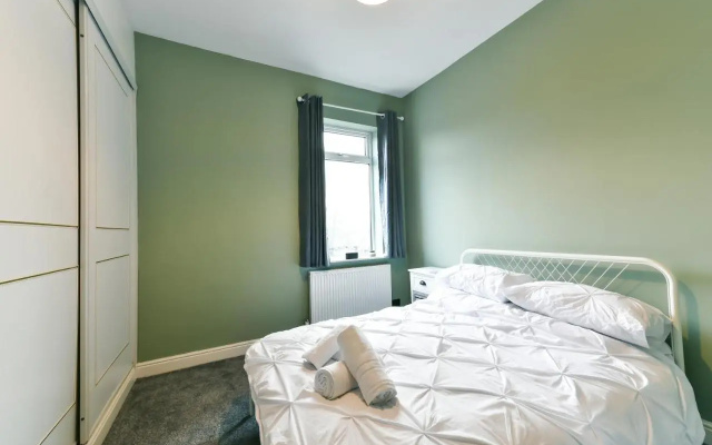 4 Bedroom, 2 Bathroom House - Free Parking