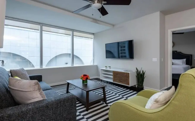 Bold CozySuites w/pool, gym, roof #10