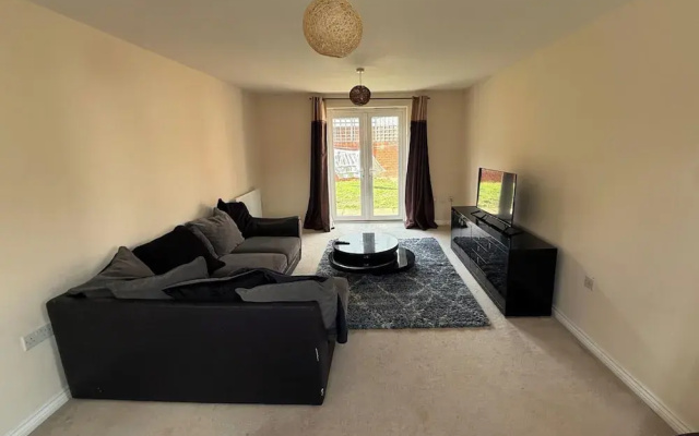 4 Bedroom House Sleeps 8 - Free Parking - Garden