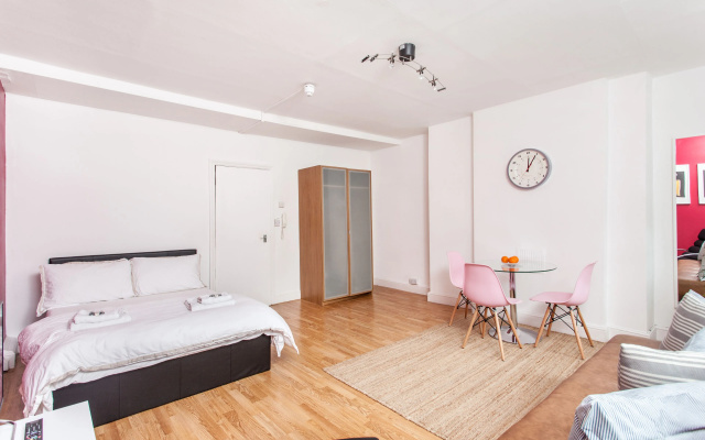 Spacious Studio Apartment Soho Square