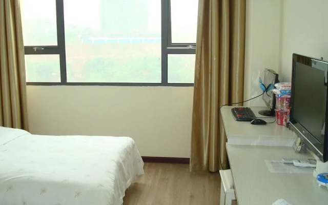 Lily Holiday Hotel (Yichang East Railway Station Fujiuyuan Xintiandi Branch)(百合假日酒店(宜昌东站店))
