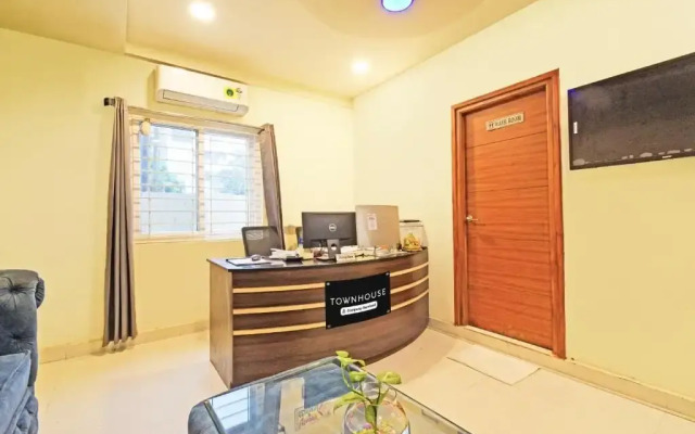 Townhouse Oak Chandanagar Railway Station