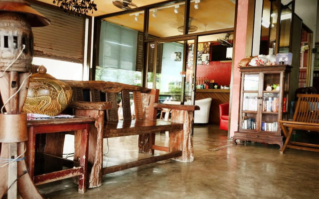 EZ House & Cafe