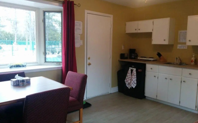 The Pinewood - Adult Getaway by the Lake