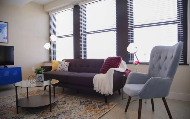 Classic Downtown 1BR Apt with Views