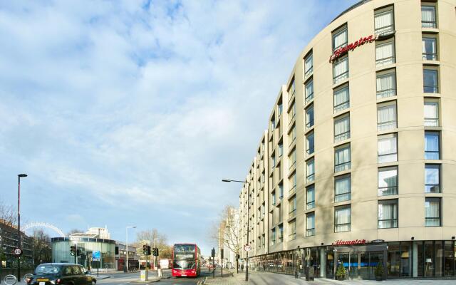 Отель Hampton by Hilton London Waterloo вид на фасад