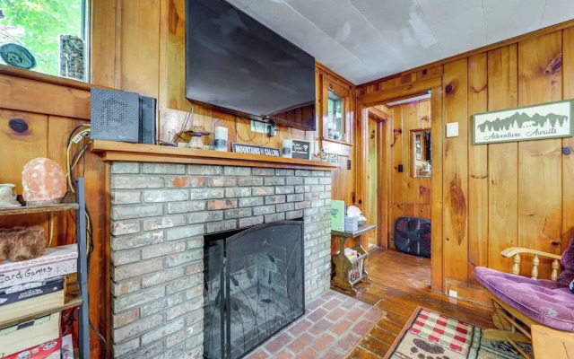 Pet-friendly Creekside Cabin w/ Pool Access!