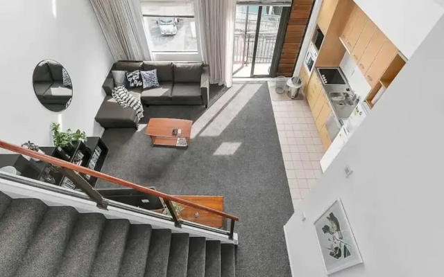 Roomy Loft 2 Bedroom w/ Free Parking Zodiak Stays