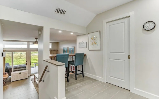 Oceanside Townhouse with Ocean View and Access to the Deck by RedAwning