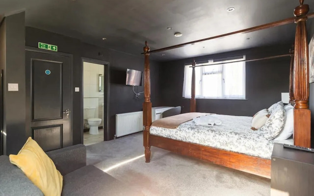 c Bright and Spacious House