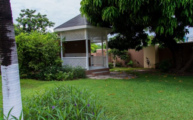 Отель Comlin Bank 13 by Pro Homes Jamaica Ямайка, Кингстон - отзывы, цены и фото номеров - забронировать отель Comlin Bank 13 by Pro Homes Jamaica онлайн вид на фасад