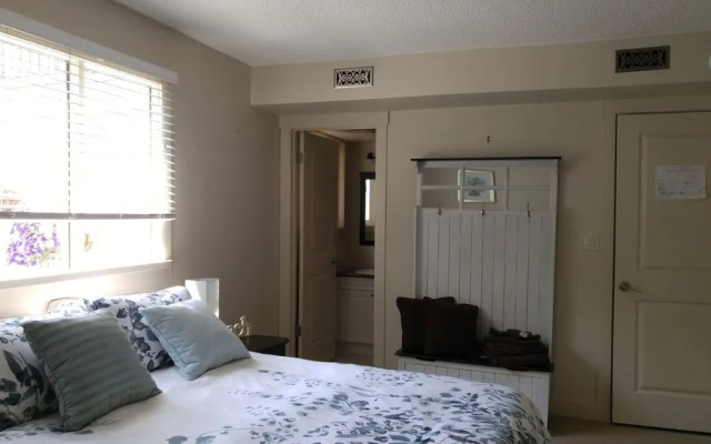 At the Beach Kelowna Bed & Breakfast