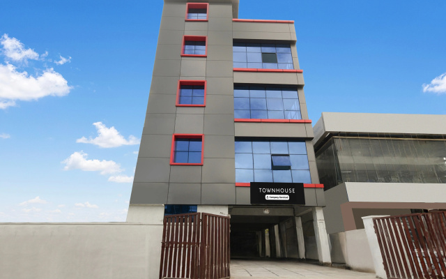 Super Townhouse Oak Kamineni Bus Stop