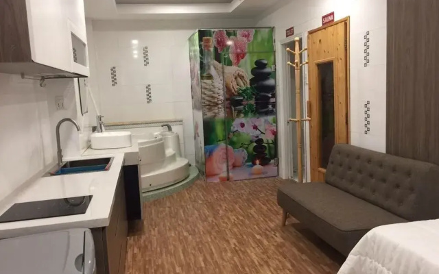 Smiley Apartment 11