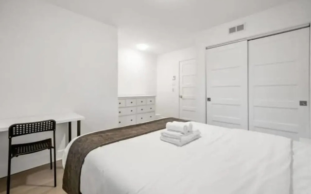 Downtown Metro Frontenac 2 BR new Apartment max 6p