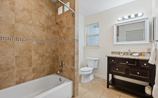 Screened-in Porch Walkable to Soco