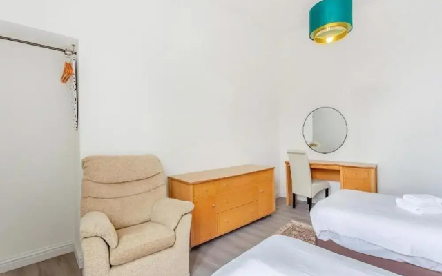 Family - Central - Parking - Wifi - Sleeps 4