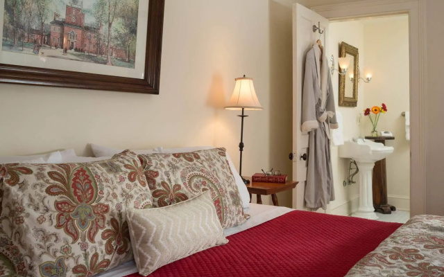 Landmark Inn