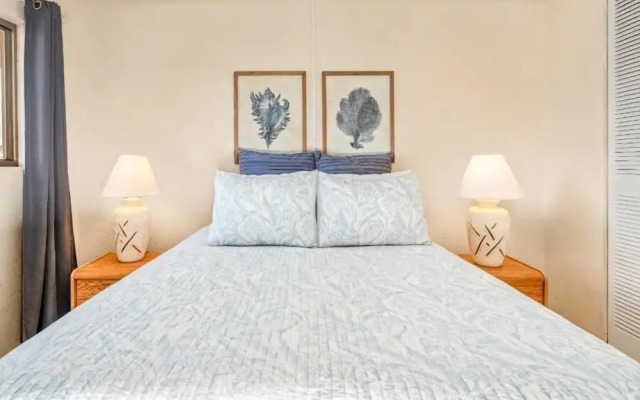 Menehune Shores, #517 1 Bedroom Condo by RedAwning