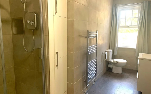 The Farmhouse - Sleeps 12 With Private Grounds