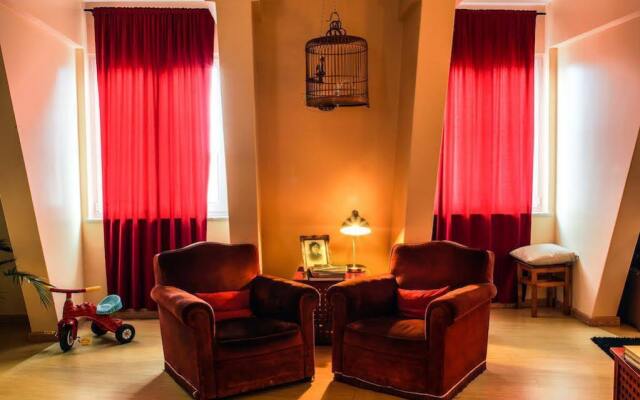 Lisbon Poets Hostel Лиссабон комната для гостей