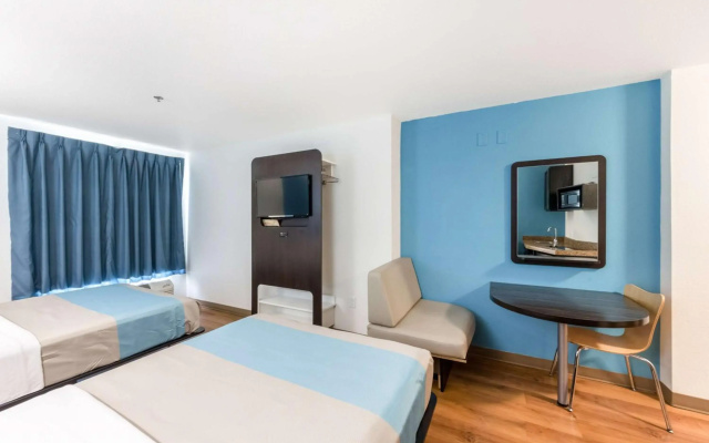 Motel 6 Laredo, TX - Airport
