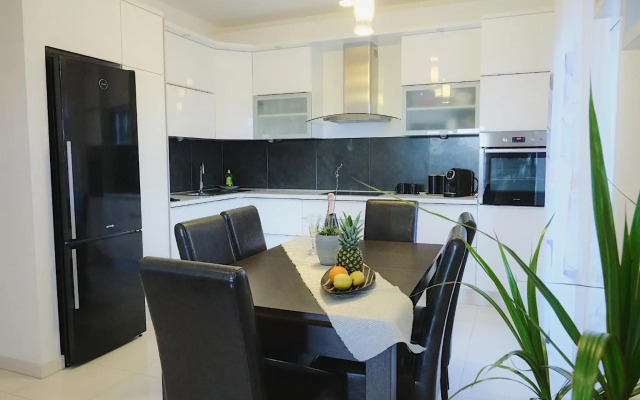 Stunning Silver & Gold apartments with pool