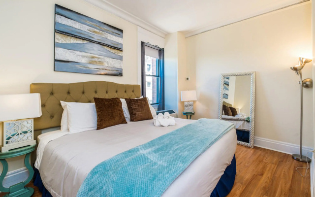 Gorgeous 1BR + View | Theatre District | Evonify