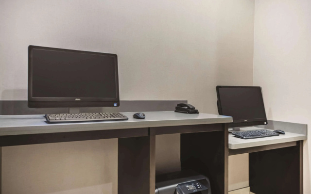 La Quinta Inn & Suites by Wyndham Clifton Park