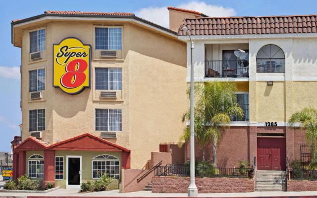 Отель Super 8 by Wyndham Los Angeles Downtown вид на фасад