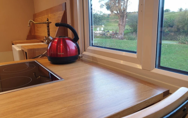 Riverside Cabin - Sleeps 2 - Hottub - Parking