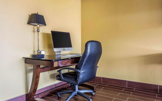 Quality Inn & Suites near Robins Air Force Base