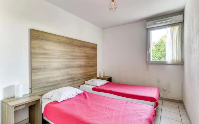 AC Apartment With Pool View for 4