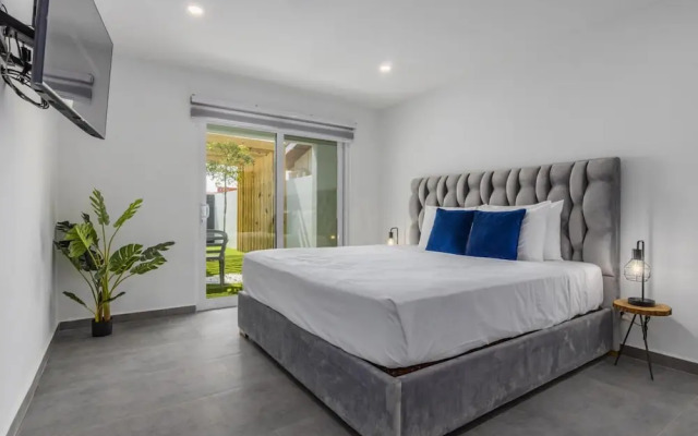 Luxurious Oasis Mins to Beach King Beds Pool