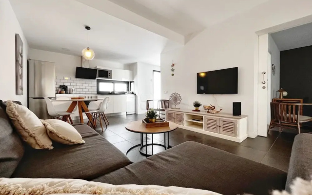 Apartment - Sleeps 4 - Parking - Beach Close