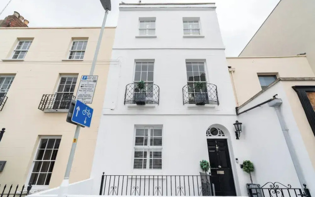 Gloucester Place Townhouse with Hot Tub