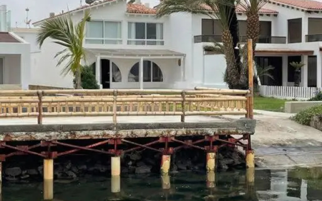Beachfront, 4BR, entire house in Paracas