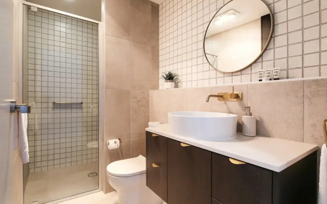 Elegant Bay Side 1-bed Apartment With Views