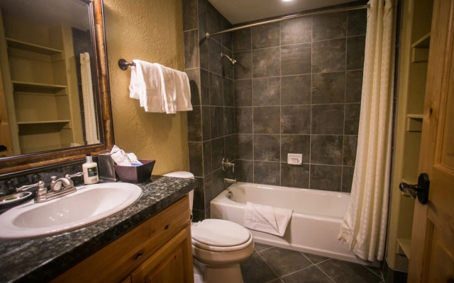 Amazing Mountain Views and Full Kitchen by RedAwning - Save 20% on 7+ Nights!