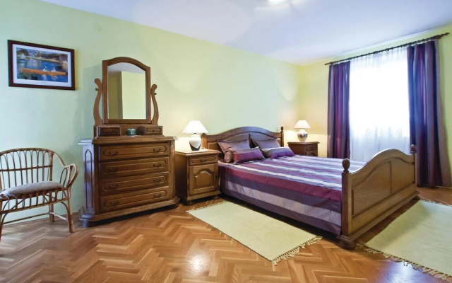 Awesome Home in Visnjan with Hot Tub, Sauna & WiFi