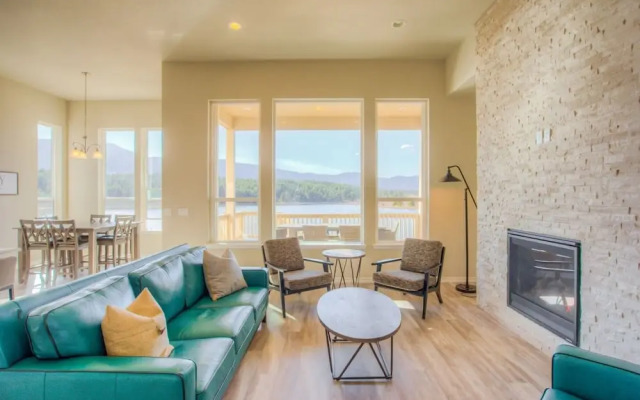 Lakeside Mountain Spectacular! Hot-tub-luxurious