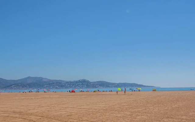 Holiday Apartment in a Complex near Sea
